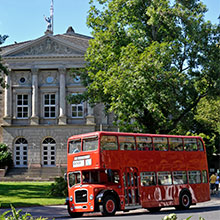 Londonbus vor dem Deutschen Theater in Göttingen